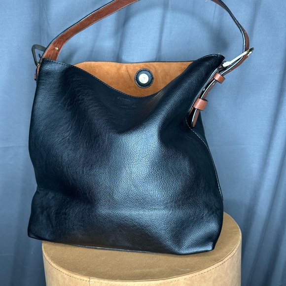 Elegant Black Leather Shoulder Bag - Picture 1 of 5